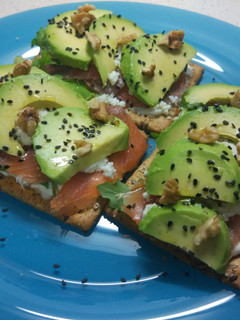 Una foto de Tostas de aguacate, salmón y requesón