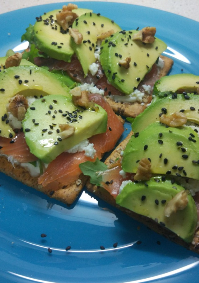 Una foto de Tostas de aguacate, salmón y requesón