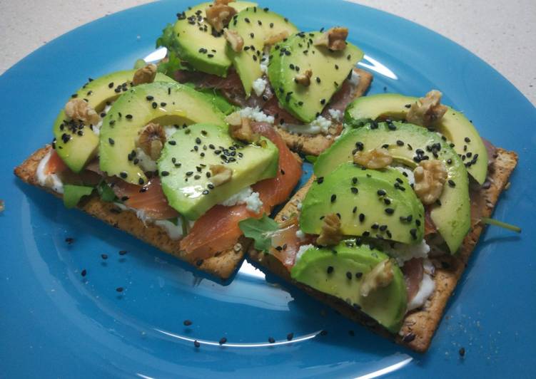 Tostas de aguacate, salmón y requesón