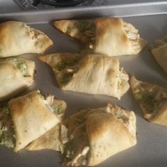 A picture of Alfredo crescent rolls.