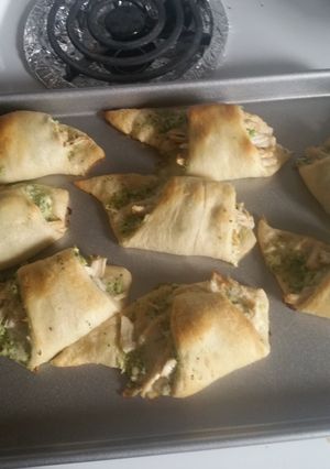 A picture of Alfredo crescent rolls.