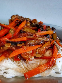Una foto de Vermicelli de arroz con verduras al wok 🍜