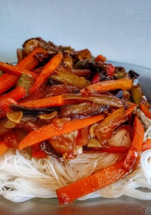 Una foto de Vermicelli de arroz con verduras al wok 🍜