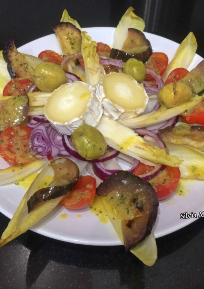 Una foto de Ensalada de endivia y berenjenas