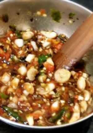 A picture of Bhut jalokia naga chives chutney🔥.
