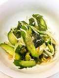 Easy and Refreshing Salad with Bean Sprouts and Wakame