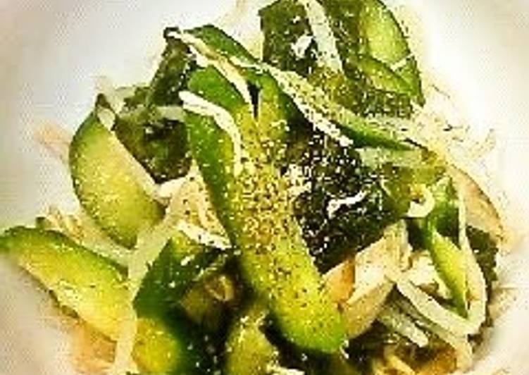 Easy and Refreshing Salad with Bean Sprouts and Wakame
