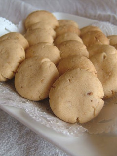 A picture of Crusty Kinako Cookies with Sesame Seeds.