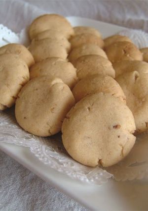 A picture of Crusty Kinako Cookies with Sesame Seeds.