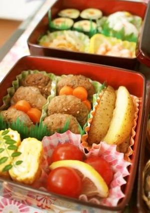A picture of Pork Tsukune Patties with Lotus Root for Sports Day or Cherry Blossom Viewing.