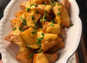 Una foto de Papas rústicas con cheddar y verdeo #airfryer