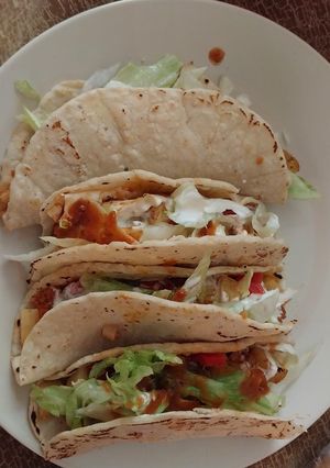 Una foto de 🌽Taquitos de choripaquezo con tortilla de maíz 🌽