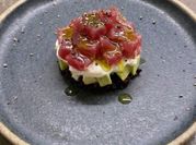 Una foto di avocado tonno