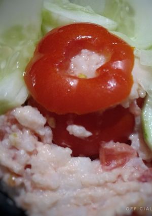Una foto de Tomate relleno y ensalada de pepino