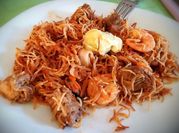 Una foto de fideos con chipirones