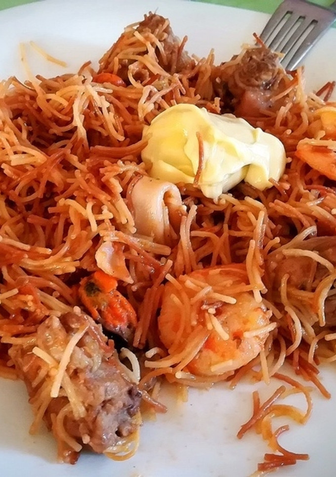 Una foto de Fideuá mixta en paella