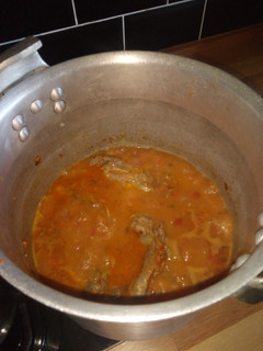 Una foto de Carne de oveja a la salsa de tomate