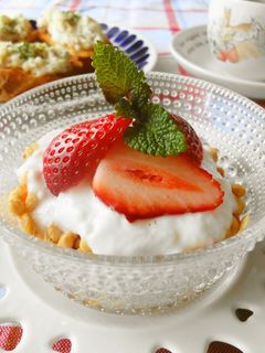 A picture of Granola with Strawberry Honey Yogurt.