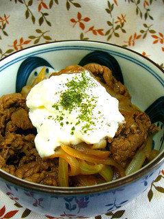 A picture of Western-style Beef Rice Bowl Lunch for One.