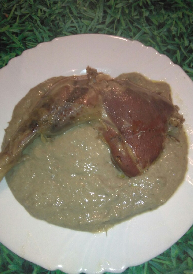 Una foto de Muslos de capón con crema de alcachofas