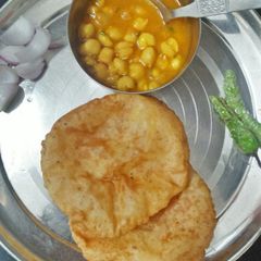 A picture of Aalu puri.