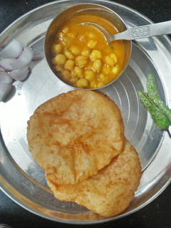 A picture of Aalu puri.