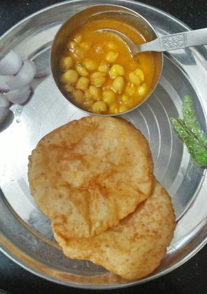 A picture of Aalu puri.