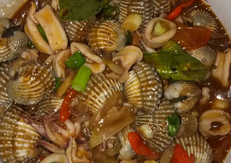 Cumi dan kerang dara bumbu asam manis pedas