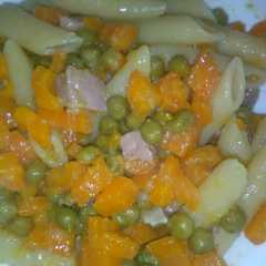 A picture of Penne carote e piselli.