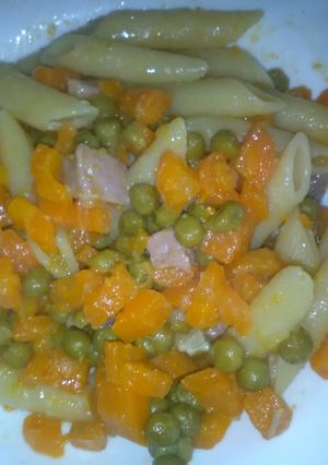 Foto di Penne carote e piselli