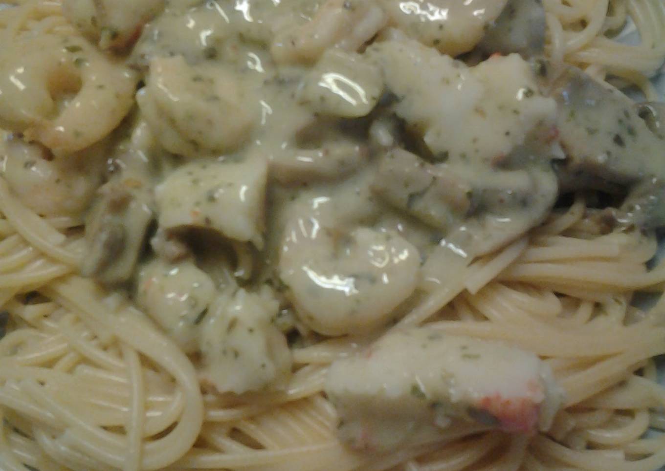 Pesto pasta with prawns and crab