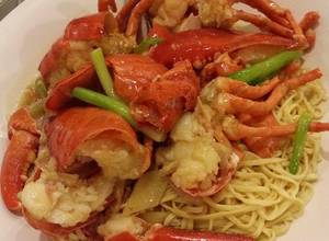 Hình của món Mì tôm hùm (lobster noodles).