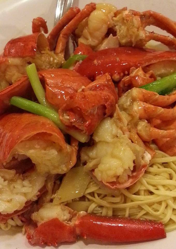 Hình của món Mì tôm hùm (lobster noodles).