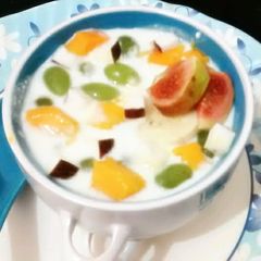 A picture of Fruit salad & yogurt.