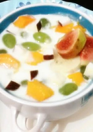 A picture of Fruit salad & yogurt.