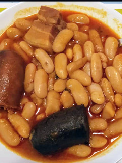 Una foto de Fabada asturiana