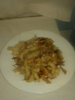 Una foto de Fideos salteado con verduras