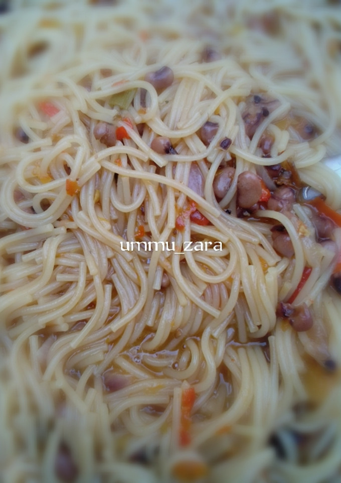 A picture of Spaghetti with beans.