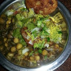A picture of Ragda patties.