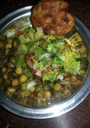 A picture of Ragda patties.