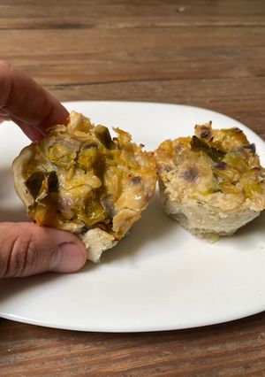 Una foto de Tartitas de cebolla colorada y puerro #Mercado