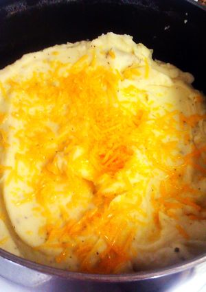 A picture of Buttermilk Cheddar Mashed Potatoes.