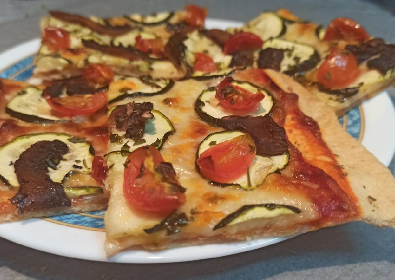 Pizza de calabacín, champiñones y tomates cherry