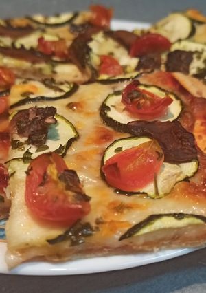 Una foto de Pizza de calabacín, champiñones y tomates cherry