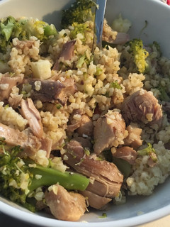 Una foto de Bulgur con pollo, verduras al vapor y manzana