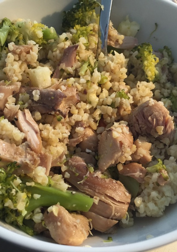 Una foto de Bulgur con pollo, verduras al vapor y manzana