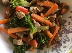 Una foto de Salteado de cerdo con verduras