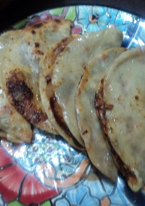 Una foto de Doraditas de queso y frijol rancheras