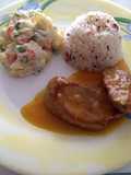 Solomillo a la naranja con ensalada rusa y arroz con ajonjolí
