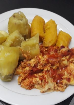 A picture of Boiled plantain and potatoes with egg sauce.